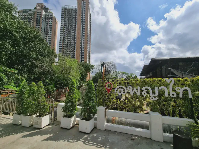 &ldquo;Keep walking down the street, crossing this small bridge&rdquo;